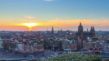 Gün batımında Amsterdam şehir merkezi gökyüzü manzarası 4K