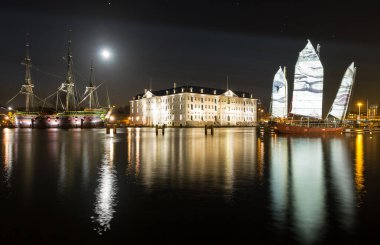 AMSTERDAM, The NETHERLANDS - 19 Aralık 2013: The National Maritime Museum ve VOC replica the 'Amsterdam, Hollanda' da 19 Aralık 2013 gecesi