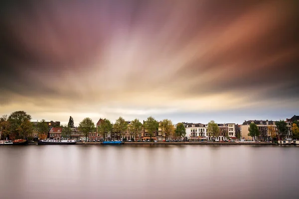 Domy Nad Kanałem Amsterdam Nad Rzeką Amstel Holandii — Zdjęcie stockowe