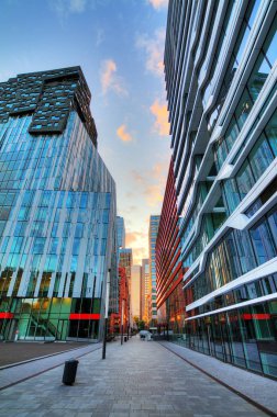 Camlı ve gökdelenli modern ofis binası