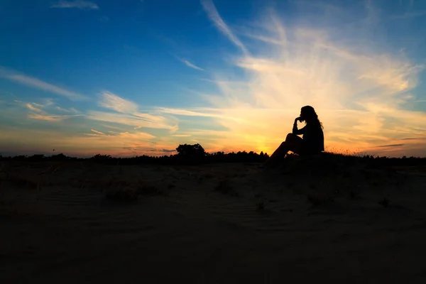Красивая Женщина Закате Песчаных Равнинах Kootwijkerzand Нидерландах — стоковое фото