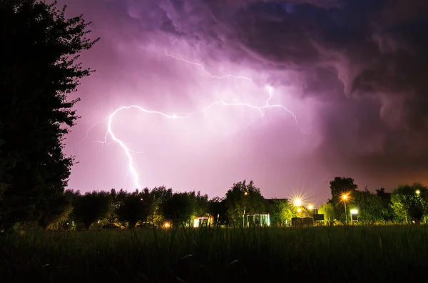 Mooie Grote Bliksemflits Aan Nachtelijke Hemel Boven Baambrugge Nederland — Stockfoto