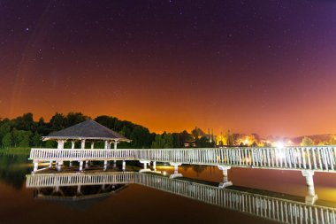 Belçika, Vielsalm 'da gölün ortasında bir çardak. Geceleri gökyüzü çok güzel renklerde ve bir sürü yıldızı var.