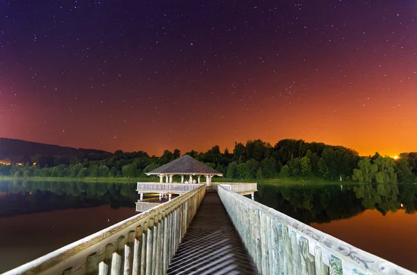 Gazebo Środku Jeziora Vielsalm Belgia Nocy Pięknie Kolorowym Niebem Mnóstwem — Zdjęcie stockowe