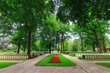 Birçok mezar taşına sahip bir mezarlık Grebbeberg, Hollanda