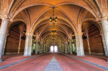 Hollanda, Amsterdam 'daki tamamen yenilenmiş ulusal devlet müzesinin altından geçen halk. 