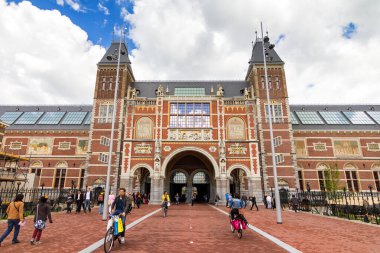 AMSTERDAM, The NETHERLANDS - 2 Mayıs 2014: Amsterdam, Hollanda 'da popüler bir turizm merkezi olan Rijksmuseum (Ulusal Devlet Müzesi) önündeki güzel laleler