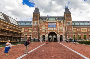 AMSTERDAM, The NETHERLANDS - 2 Mayıs 2014: Amsterdam, Hollanda 'da popüler bir turizm merkezi olan Rijksmuseum (Ulusal Devlet Müzesi) önündeki güzel laleler