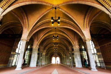 Hollanda, Amsterdam 'daki tamamen yenilenmiş ulusal devlet müzesinin altından geçen halk. 