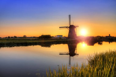 Hollanda 'daki Kinderdijk' te bir yel değirmeninin güzel bir görüntüsü. Bir Unesco dünya mirası alanı