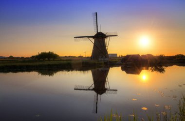Hollanda 'daki Kinderdijk' te bir yel değirmeninin güzel bir görüntüsü. Bir Unesco dünya mirası alanı