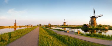 Hollanda, Kinderdijk 'teki Hollandalı yel değirmenlerinin güzel panoramik görüntüsü. Bir Unesco dünya mirası alanı