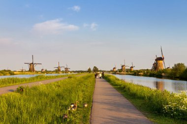 Hollanda, Kinderdijk 'teki Hollandalı yel değirmenlerinin güzel panoramik görüntüsü. Bir Unesco dünya mirası alanı