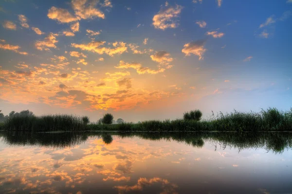 Tętniący Życiem Widok Zachód Słońca Nad Jeziorem Nibylandii — Zdjęcie stockowe