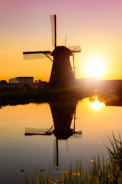 Όμορφη Εικόνα Ενός Ολλανδικού Ανεμόμυλου Στο Kinderdijk Της Ολλανδίας Μνημείο — Φωτογραφία Αρχείου