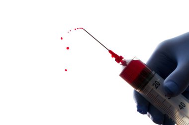 Beyaz arka plana kırmızı sıvı fışkırtan şırınga