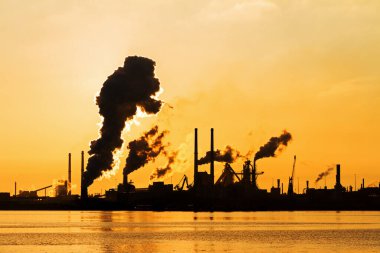 IJmuiden, Hollanda 'da sigara içen bacalarla ağır sanayi manzarası