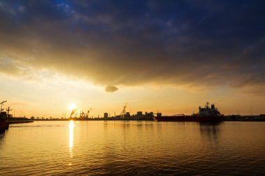 IJmuiden, Hollanda 'da sigara içen bacalarla ağır sanayi manzarası