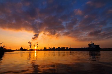 IJmuiden, Hollanda 'da sigara içen bacalarla ağır sanayi manzarası