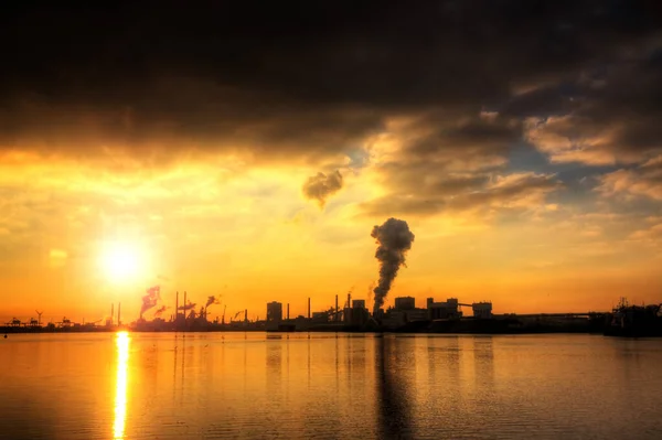 Vista Pôr Sol Indústria Pesada Com Chaminés Para Fumar Ijmuiden — Fotografia de Stock