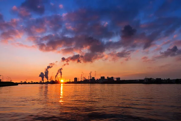 Solnedgång Syn Tung Industri Med Rökskorstenar Ijmuiden Nederländerna — Stockfoto