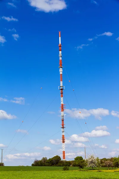 Πύργος Τηλεπικοινωνιών Κεραία Και Γαλάζιο Ουρανό — Φωτογραφία Αρχείου