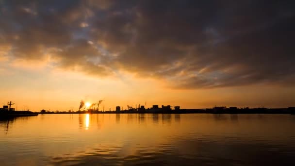 Zonsondergang Van Zware Industrie Met Rookschoorstenen Ijmuiden Nederland — Stockvideo