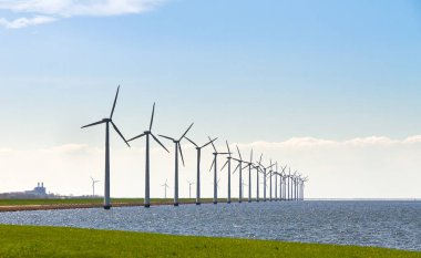 Hollanda 'daki Ijssel Gölü' nde geniş bir sıra rüzgar türbini.
