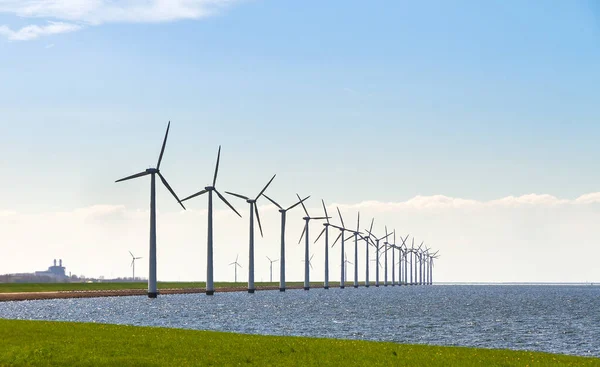 荷兰Ijssel湖的一排大型风力涡轮机 — 图库照片