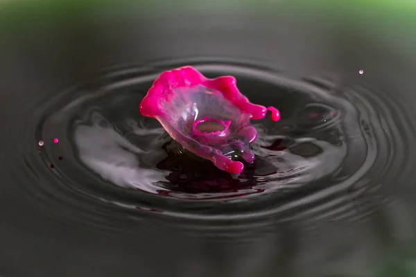 Όμορφη Εικόνα Μιας Σταγόνας Ροζ Κρέμας Που Πέφτει Στο Πράσινο — Φωτογραφία Αρχείου