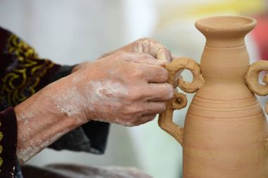 Çanak çömlek eğitim. Çanak çömlek hangi büyük türleri toprak, taş ve porselen içerir potterywares kadar yapar seramik malzemedir.