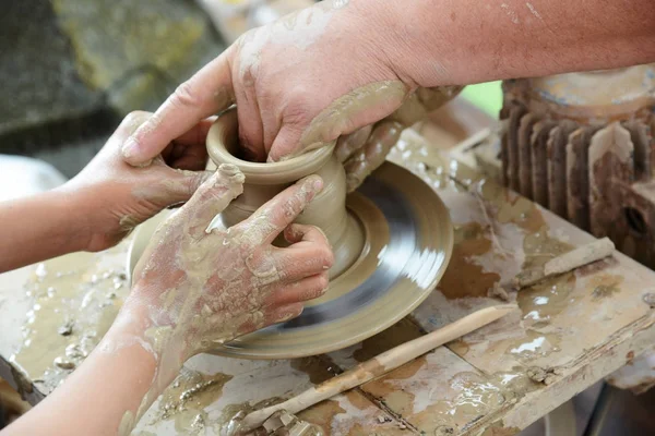 Çanak çömlek eğitim. Çanak çömlek hangi büyük türleri toprak, taş ve porselen içerir potterywares kadar yapar seramik malzemedir.