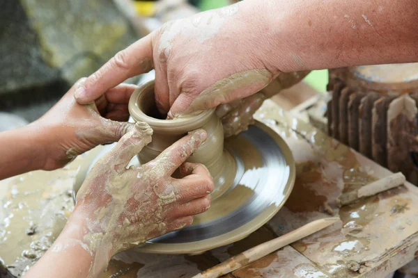 Çanak çömlek eğitim. Çanak çömlek hangi büyük türleri toprak, taş ve porselen içerir potterywares kadar yapar seramik malzemedir.