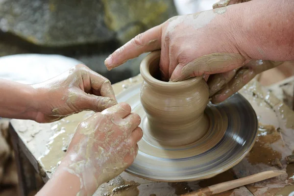 Çanak çömlek eğitim. Çanak çömlek hangi büyük türleri toprak, taş ve porselen içerir potterywares kadar yapar seramik malzemedir.