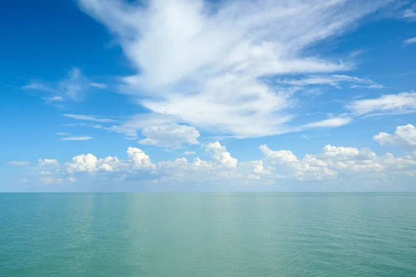 A superfície da água com nuvens — Fotografia de Stock