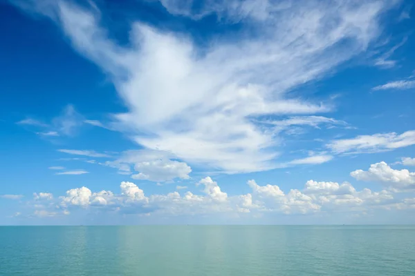 The water surface with clouds — Stock Photo, Image