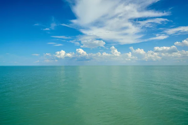 A superfície da água com nuvens — Fotografia de Stock