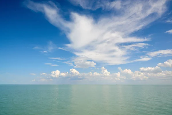 La superficie del agua con nubes — Foto de Stock