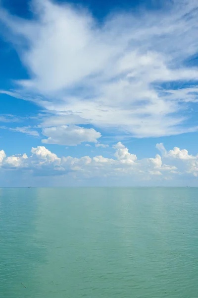 A superfície da água com nuvens — Fotografia de Stock