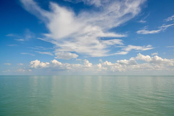 A superfície da água com nuvens — Fotografia de Stock