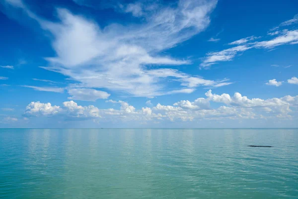 The water surface with clouds — Stock Photo, Image