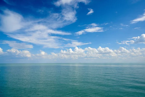 La superficie dell'acqua con le nuvole — Foto Stock