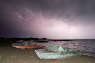 Fırtına yıldırım göl kenarında ile