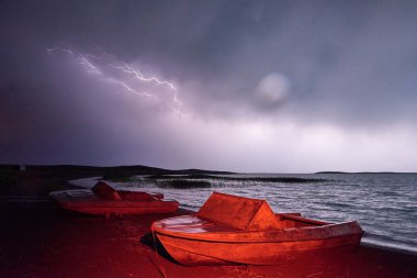 Fırtına yıldırım göl kenarında ile