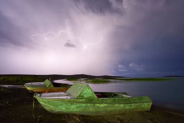 Fırtına yıldırım göl kenarında ile — Stok fotoğraf