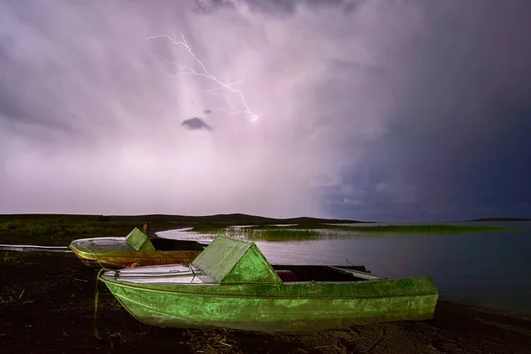 Fırtına yıldırım göl kenarında ile — Stok fotoğraf