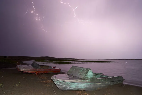 Bouřka s blesky na jezeře — Stock fotografie