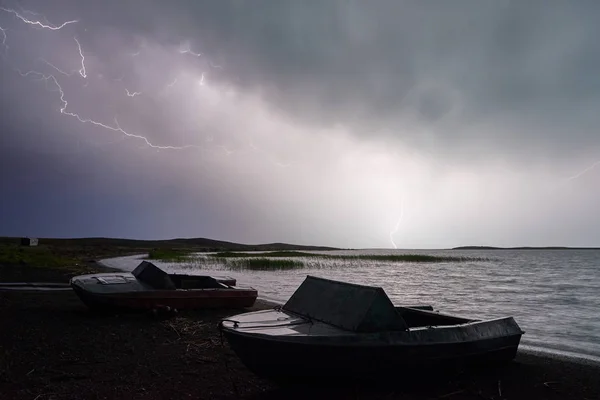 Bouřka s blesky na jezeře — Stock fotografie