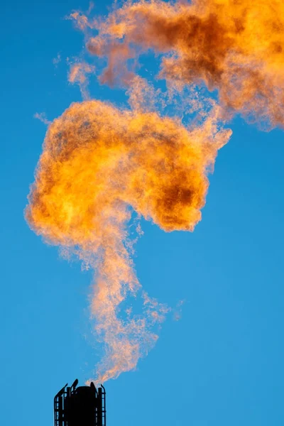 Combustão de gás de petróleo associado — Fotografia de Stock