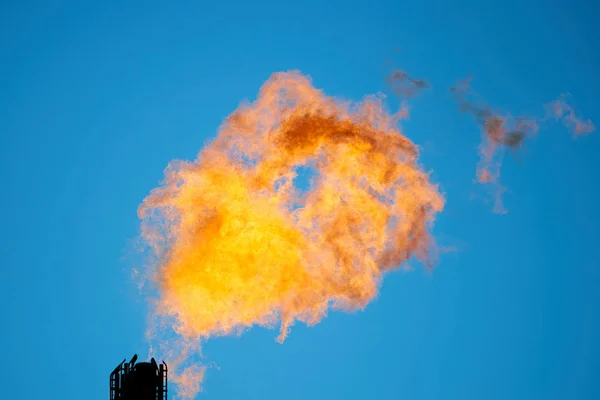 Combustão de gás de petróleo associado — Fotografia de Stock